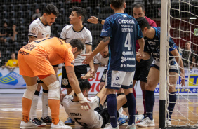 Lucas Oliveira, Levy, Luisinho e Deives tentam levantar Daniel em jogo do Corinthians