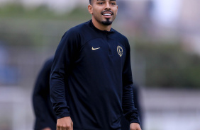 Matheus Bidu durante treino no CT Joaquim Grava