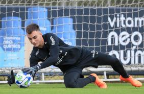 Matheus Donelli agarra bola durante treino no CT Joaquim Grava