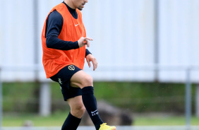 Rafael Ramos com a bola durante treino no CT Joaquim Grava