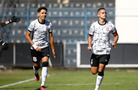 Roberto e Bahia celebram gol em jogo do Corinthians contra o Santo Andr pelo Paulista sub-17