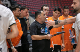 Tcnico Deividy passa orientaes para os atletas do Corinthians em jogo contra o Tubaro