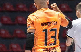 Vanderson comemora gol do Corinthians em jogo contra o Aroeira