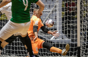 Vanderson faz defesa em jogo do Corinthians contra o Aroeira