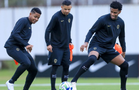 Wesley, Romero e Gil durante treino no CT Joaquim Grava