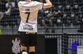 Yan faz sinal de corao para a torcida em jogo do Corinthians contra o Aroeira