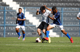 Yuske protege a bola em jogo do Corinthians contra o Santo Andr pelo Paulista sub-17
