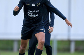 Zagueiro Renato conduz a bola durante treino no CT Joaquim Grava