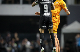 Yuri Alberto comemorando o gol marcado contra o Santos com Carlos Miguel