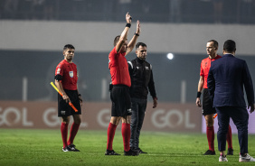 rbitro Leandro Pedro Vuaden sinalizando fim da partida entre Corinthians e Santos