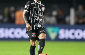 Fagner fazendo um passe na Vila Belmiro durante jogo contra o Santos