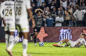 Guilherme Biro aps aplicar drible sobre jogador do Santos