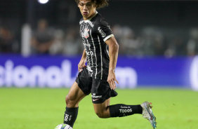 Guilherme Biro correndo no gramado da Vila Belmiro durante jogo contra o Santos
