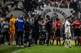 Jogadores do Corinthians e do Santos com a arbitragem esperando reincio da partida