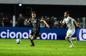 Matheus Arajo correndo em direo  bola enquanto marcador do Santos tenta rouba-la