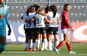 Millene e Tamires comemorando o gol marcado com o restante das jogadoras do Corinthians