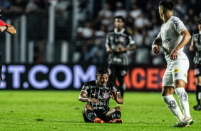 Ruan Oliveira cado no gramado da Vila Belmiro durante jogo contra o Santos