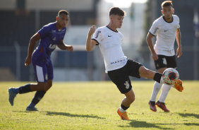 Breno Bidon com a bola em seu domnio em partida contra o So Caetano, pelo Paulista Sub-20