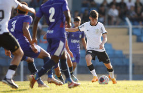 Breno Bidon se preparando para chutar uma bola em embate contra o So Caetano