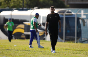 Danilo caminhando no gramado do Anacledo