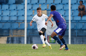 Lo Agostinho correndo com a bola dominada em jogo contra o So Caetano