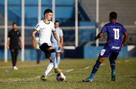 Lo Mana prestes a aplicar um drible sobre marcador do So Caetano