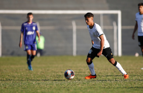 Pedrinho se preparando para dar um passe em partida contra o So Caetano