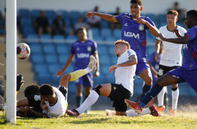 Ryan aproveitando o rebote contra o So Caetano para mandar a bola para o fundo da rede