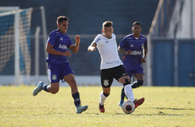 Ryan correndo com a bola enquanto  pressionado por jogador do So Caetano