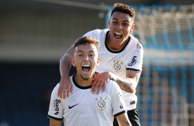 Ryan e Higor festejando o gol anotado pelo volante contra o So Caetano