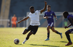 Vitor Meer se preparando para chutar uma bola durante jogo contra o So Caetano