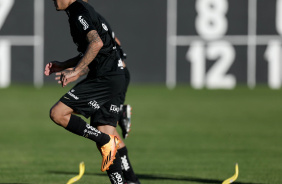 Adson durante treino no CT Joaquim Grava