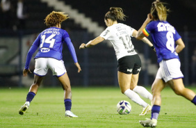 Gabi Zanotti carrega bola contra marcao do Cruzeiro em jogo pelo Brasileiro Feminino
