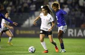 Jheniffer conduz a bola em jogo contra o Cruzeiro, pelas quartas de final do Brasileiro Feminino