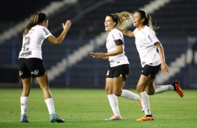 Katiuscia, Tamires e Vic Albuquerque comemoram gol do Corinthians diante do Cruzeiro