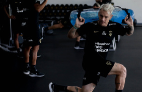 Rger Guedes durante treino interno na academia do CT