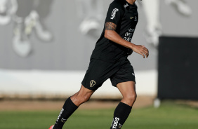 Ruan Oliveira correndo durante treino no CT