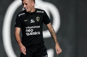 Ryan do Sub-20 no treino com o profissional
