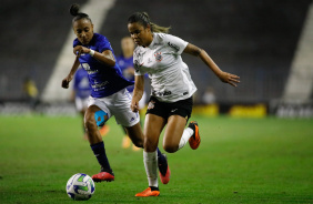Vic Albuquerque carrega bola durante jogo contra o Cruzeiro pelo Brasileiro Feminino