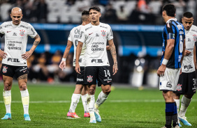 Jogadores do Corinthians esperam bola cruzada na rea