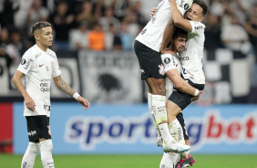 Adson, Felipe Augusto, Giuliano e Matheus Arajo comemorando gol do Corinthians