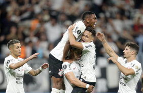 Adson, Felipe Augusto, Giuliano, Matheus Arajo e Rafael Ramos comemorando gol do Corinthians