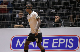 Alexandre carrega a bola durante jogo entre Corinthians e Bragança pelo Paulista de Futsal