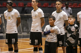 Alexandre, Vitinho e Guilherme Martins durante execução do hino nacional