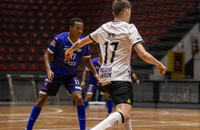 Beb carrega a bola durante jogo entre Corinthians e Bragana pelo Paulista de Futsal