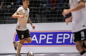 Beb carrega a bola durante jogo entre Corinthians e Bragana pelo Paulista de Futsal