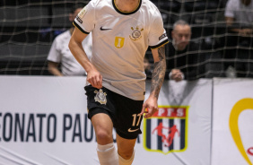 Bebê domina a bola durante jogo entre Corinthians e Bragança pelo Paulista de Futsal