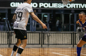 Bebê encara o marcador durante jogo entre Corinthians e Bragança pelo Paulista de Futsal