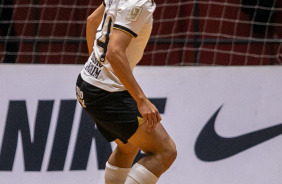 Cain Lucas com a bola durante jogo entre Corinthians e Bragana pelo Paulista de Futsal