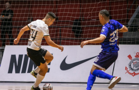 Cainã Lucas encara o adversário durante jogo entre Corinthians e Bragança pelo Paulista de Futsal
